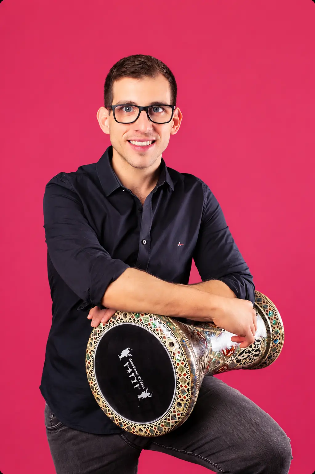 Pedro Françolin sorrindo com uma darbuka árabe nas mãos